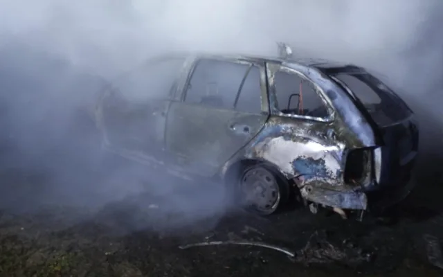Při nočním požáru shořela chata a auto. Popálená žena skončila v nemocnici