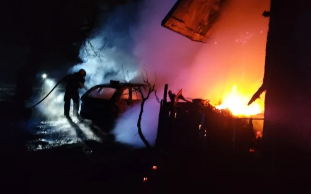 Při nočním požáru shořela chata a auto. Popálená žena skončila v nemocnici