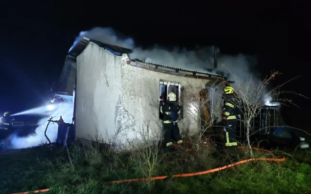 Při nočním požáru shořela chata a auto. Popálená žena skončila v nemocnici