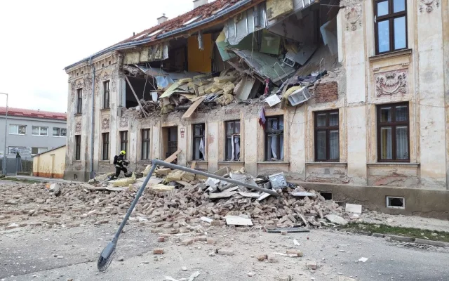 Při výbuchu v bytovém domě ve Znojmě se zranilo několik lidí. Někteří jsou v kritickém stavu