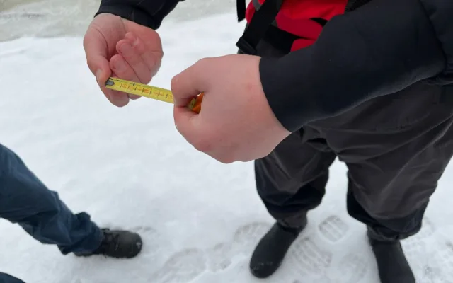 VIDEO: Prygl zamrzl. U přístaviště naměřili strážníci devět centimetrů, na Kozí horce jen tři