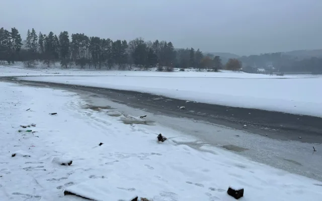 VIDEO: Prygl zamrzl. U přístaviště naměřili strážníci devět centimetrů, na Kozí horce jen tři
