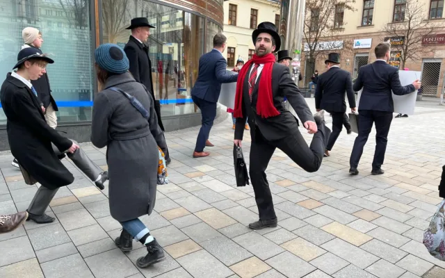VIDEO: Švihlým krokem napříč Brnem. Centrum metropole roztančil bláznivý pochod