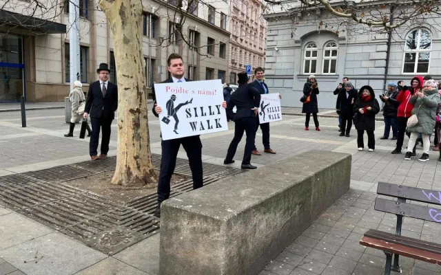 VIDEO: Švihlým krokem napříč Brnem. Centrum metropole roztančil bláznivý pochod
