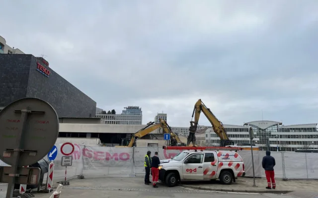 VIDEO: Dělníci povolali těžkou techniku. Dnes začala demolice bývalého brněnského Prioru
