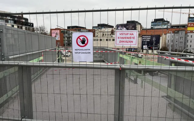 VIDEO: Dělníci povolali těžkou techniku. Dnes začala demolice bývalého brněnského Prioru