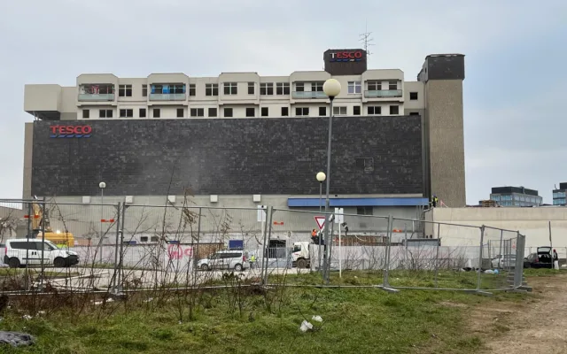 FOTOGALERIE: Bývalý brněnský Prior jde k zemi. Dnes začala demolice ikonické budovy