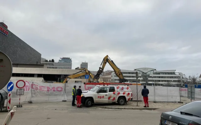 FOTOGALERIE: Bývalý brněnský Prior jde k zemi. Dnes začala demolice ikonické budovy