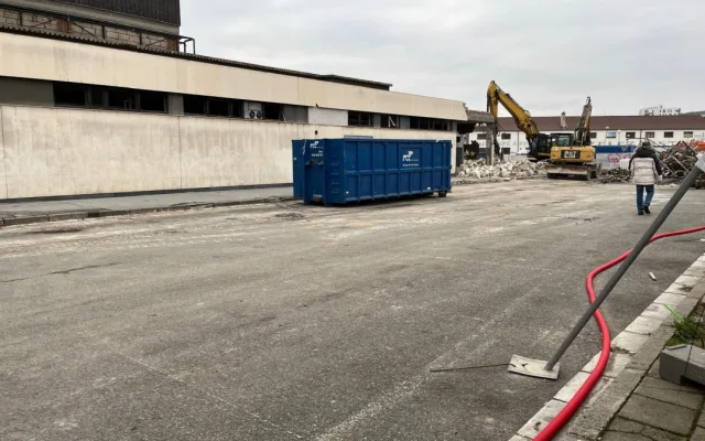 FOTOGALERIE: Bývalý brněnský Prior jde k zemi. Dnes začala demolice ikonické budovy