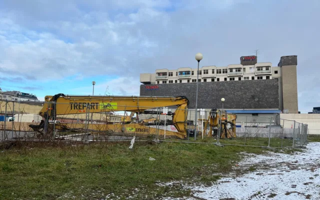 ANKETA: Bývalý brněnský Prior obsadily bagry. Souhlasíte s demolicí ikonického obchoďáku?