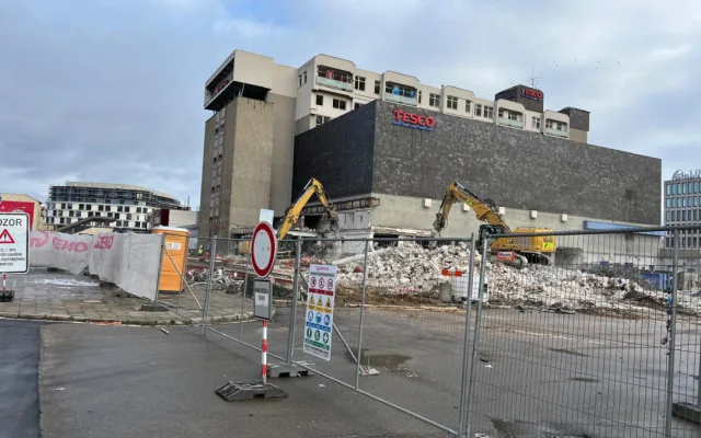 ANKETA: Bývalý brněnský Prior obsadily bagry. Souhlasíte s demolicí ikonického obchoďáku?