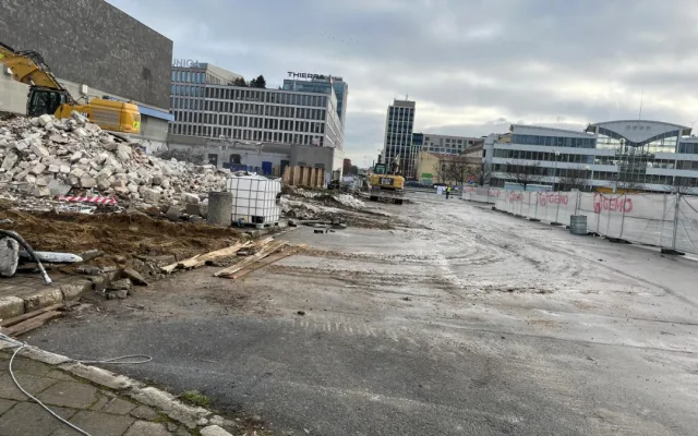 ANKETA: Bývalý brněnský Prior obsadily bagry. Souhlasíte s demolicí ikonického obchoďáku?