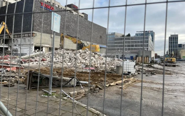 ANKETA: Bývalý brněnský Prior obsadily bagry. Souhlasíte s demolicí ikonického obchoďáku?