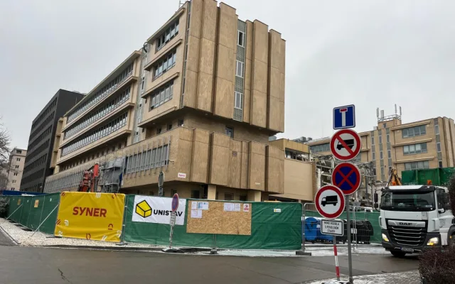 VIDEO: Budovu brněnské informatiky už rozebírají bagry. Areál fakulty čeká zásadní proměna