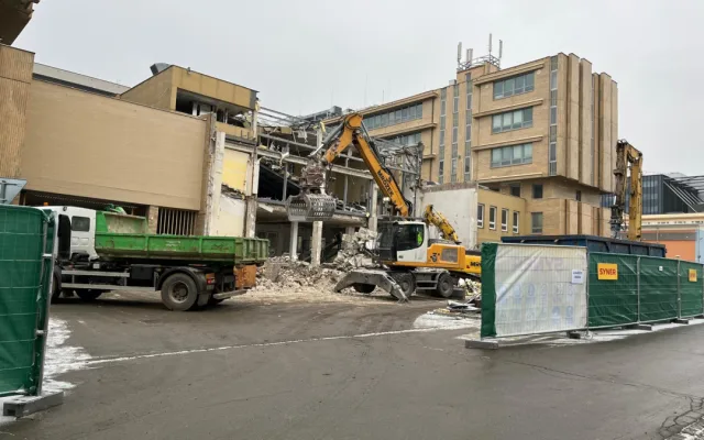 VIDEO: Budovu brněnské informatiky už rozebírají bagry. Areál fakulty čeká zásadní proměna