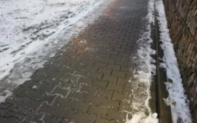 Záchranáři od rána vyjíždějí ke zraněným lidem, kteří uklouzli na náledí
