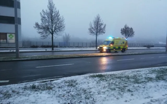 Záchranáři od rána vyjíždějí ke zraněným lidem, kteří uklouzli na náledí