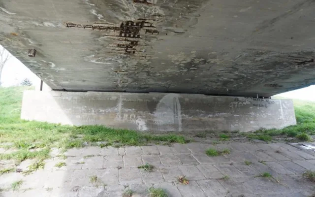 Silničáři na několik měsíců zavřeli most přes řeku Moravu u slovenských hranic. Hrozí, že se zřítí