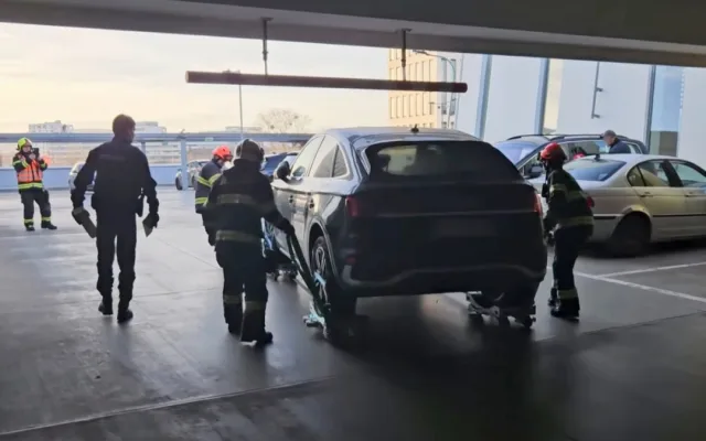 Hasiči odvezli zaparkované auto ze střešních garáží, aby ho mohla naložit odtahovka