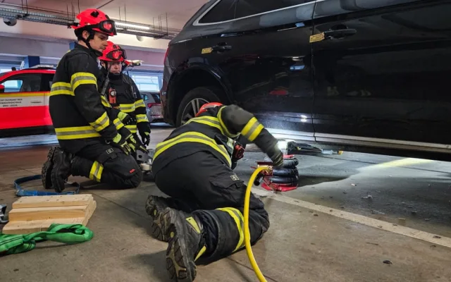 Hasiči odvezli zaparkované auto ze střešních garáží, aby ho mohla naložit odtahovka
