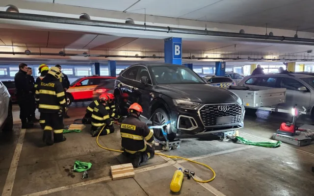 Hasiči odvezli zaparkované auto ze střešních garáží, aby ho mohla naložit odtahovka