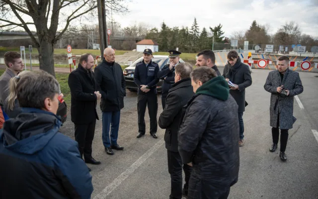 Uzavření hraničního mostu u Lanžhota komplikuje dopravu. Ve hře je provizorní lávka pro chodce