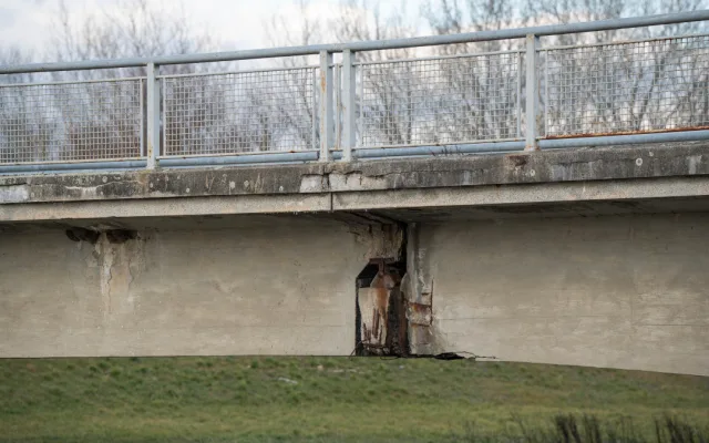 Uzavření hraničního mostu u Lanžhota komplikuje dopravu. Ve hře je provizorní lávka pro chodce