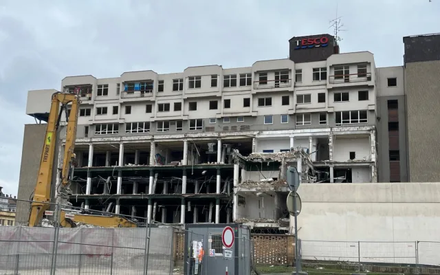 FOTOGALERIE: Bývalý Prior mizí Brňanům před očima. Podívejte se, jak postoupila demolice