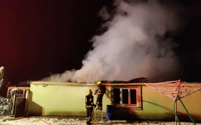 Jihomoravské hasiče nad ránem zaměstnaly dva požáry. Hořely dům a chata, škody jsou v milionech