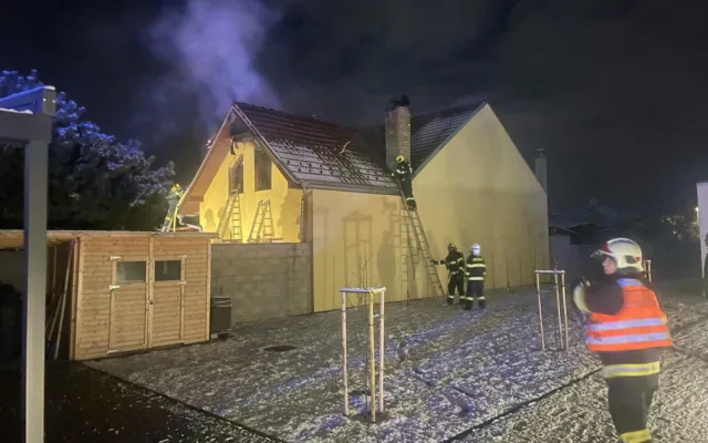 Jihomoravské hasiče nad ránem zaměstnaly dva požáry. Hořely dům a chata, škody jsou v milionech