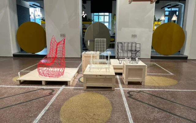 V Moravské galerii vystavuje designér Jan Plecháč. Díla visí ze stropu, podpírají je figurky umělcových přátel