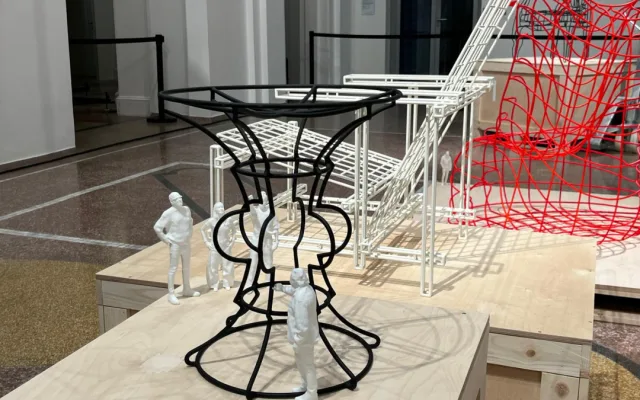 V Moravské galerii vystavuje designér Jan Plecháč. Díla visí ze stropu, podpírají je figurky umělcových přátel