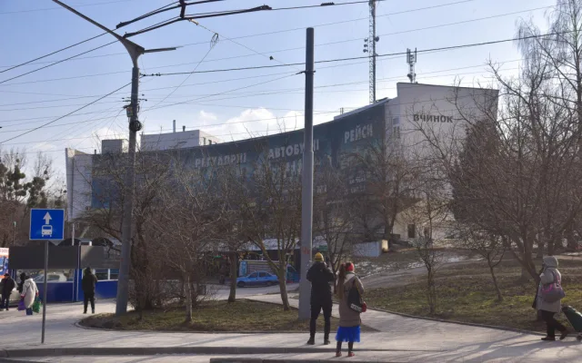 Nádraží v ukrajinském Lvově nově zdobí nápis brněnského graffiti umělce Tima