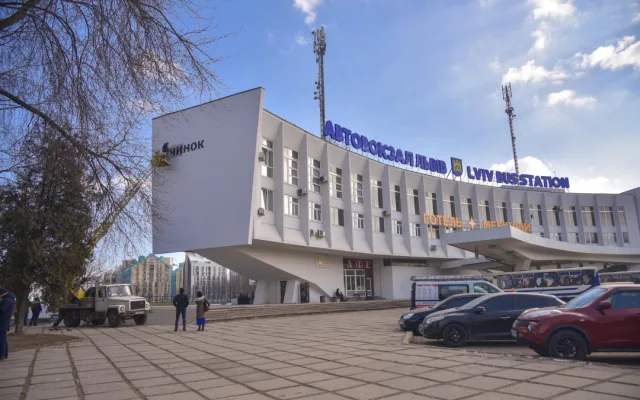 Nádraží v ukrajinském Lvově nově zdobí nápis brněnského graffiti umělce Tima