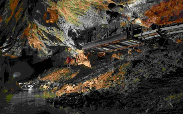 V Punkevních jeskyních opravují elektřinu poničenou povodněmi. Lodě jsou na suchu, turisté se nesvezou