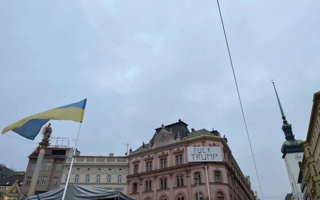 VIDEO: Brno si připomíná tři roky od začátku války na Ukrajině. Stovky lidí vyjádřily na Svoboďáku podporu