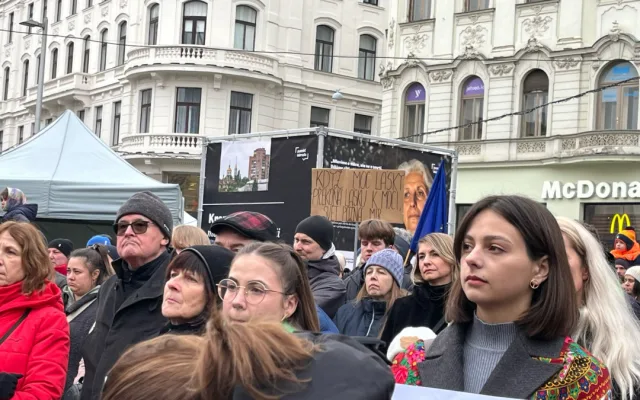 VIDEO: Brno si připomíná tři roky od začátku války na Ukrajině. Stovky lidí vyjádřily na Svoboďáku podporu