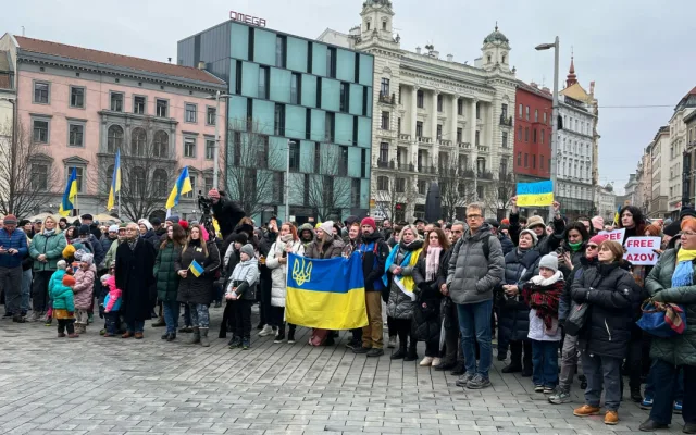 VIDEO: Brno si připomíná tři roky od začátku války na Ukrajině. Stovky lidí vyjádřily na Svoboďáku podporu