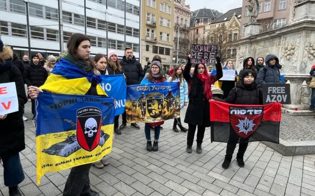 VIDEO: Brno si připomíná tři roky od začátku války na Ukrajině. Stovky lidí vyjádřily na Svoboďáku podporu