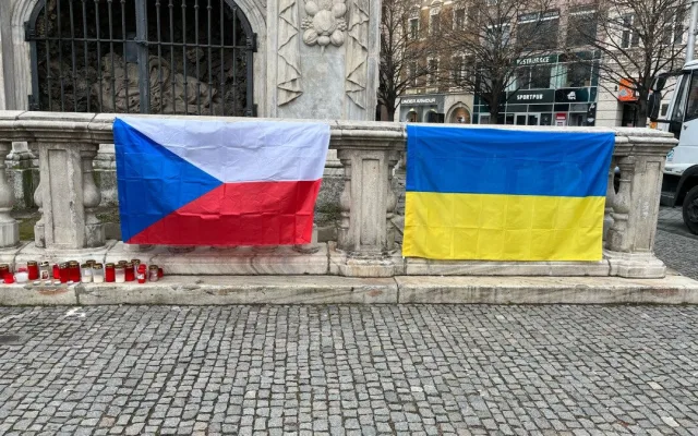 VIDEO: Brno si připomíná tři roky od začátku války na Ukrajině. Stovky lidí vyjádřily na Svoboďáku podporu