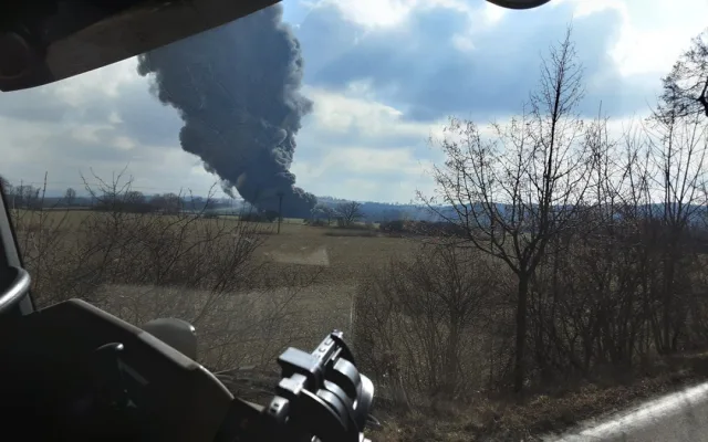 VIDEO: Obrovský požár na Přerovsku. Hoří železniční cisterny s benzolem