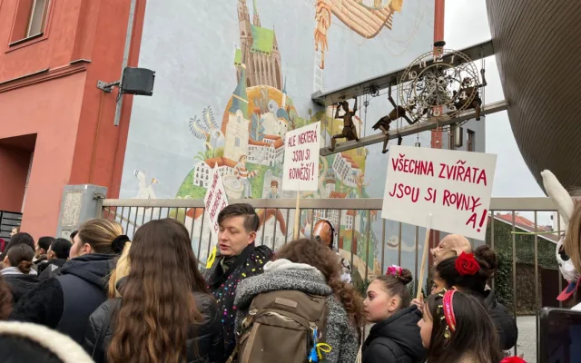 VIDEO: Brněnský Bronx pohltilo masopustní veselí. Průvod upozornil na rostoucí dopravní zátěž