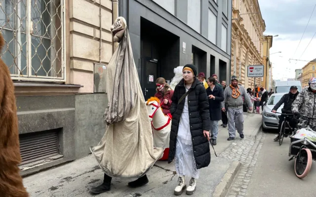 VIDEO: Brněnský Bronx pohltilo masopustní veselí. Průvod upozornil na rostoucí dopravní zátěž