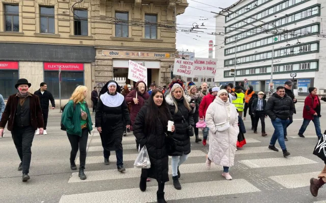 VIDEO: Brněnský Bronx pohltilo masopustní veselí. Průvod upozornil na rostoucí dopravní zátěž