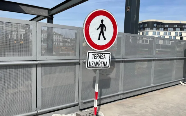 VIDEO: Lidé už se od nádraží k Vaňkovce přes terasu nedostanou. Mohou využít nové eskalátory