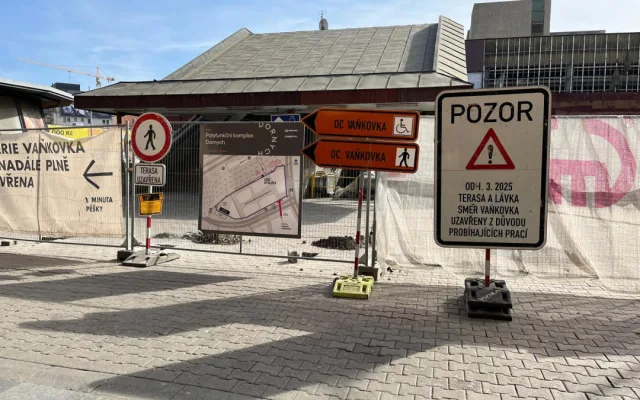 VIDEO: Lidé už se od nádraží k Vaňkovce přes terasu nedostanou. Mohou využít nové eskalátory