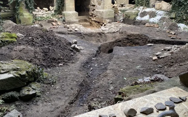 Klášter na Brněnsku vydal cenné poklady. Archeologové v Rosa Coeli našli historickou dlažbu i šperky