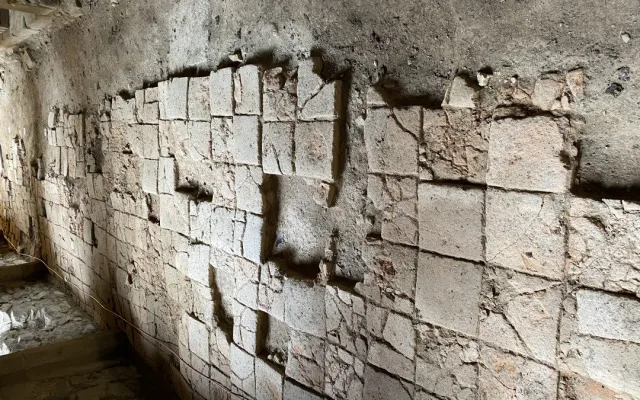 Klášter na Brněnsku vydal cenné poklady. Archeologové v Rosa Coeli našli historickou dlažbu i šperky