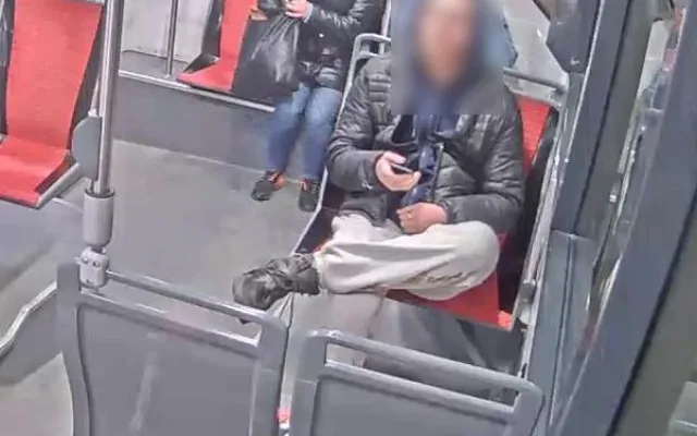 Dotěrná žena nabízela muži v Brně sex. Když odmítl, její kolega muže zkopal a společně ho okradli