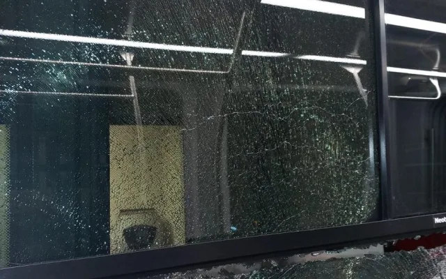Brněnského dopravce trápí vandalové. Jezdí na střechách šalin nebo na vozy sprejují